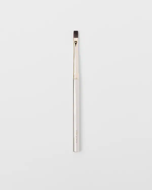 09 Lip filling brush