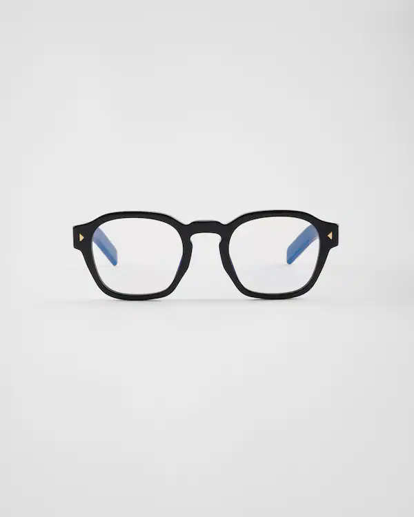 Sunglasses with the iconic metal plaque